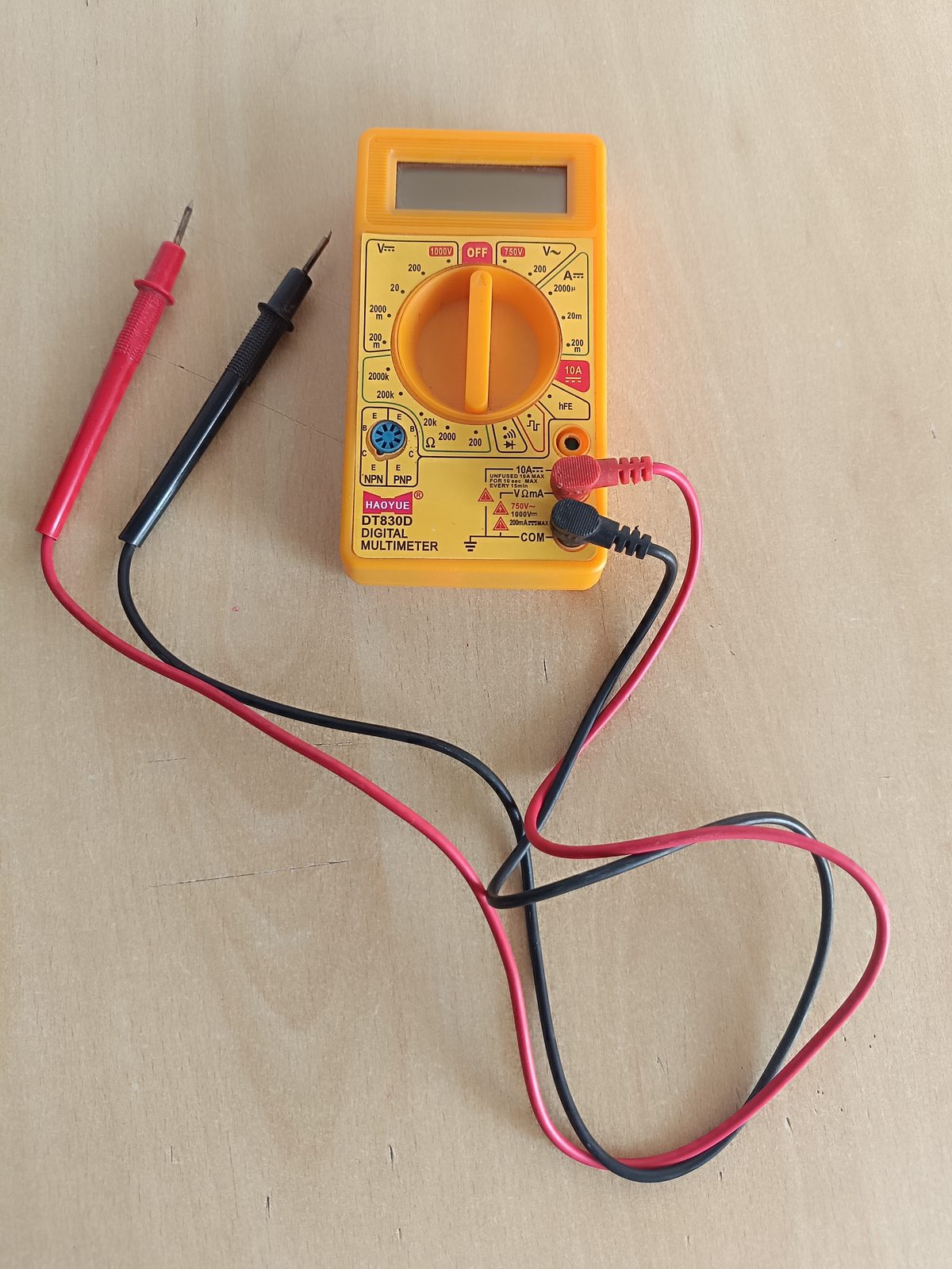 Multimetr cyfrowy podczas pomiaru napięcia w instalacji elektrycznej